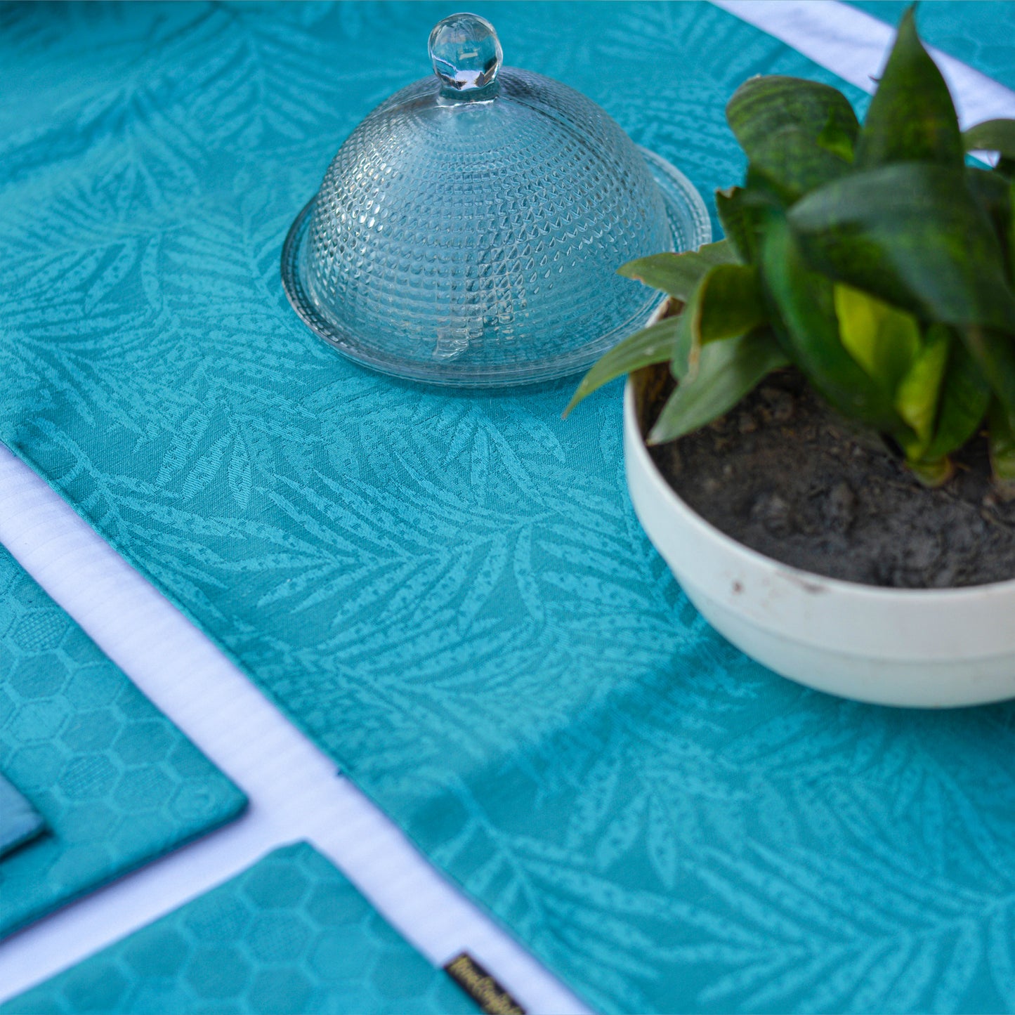 Juniper Leaf C-Green Table Runner