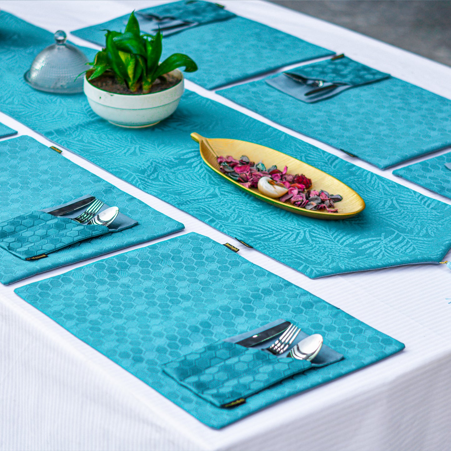 Juniper Leaf C-Green Table Runner
