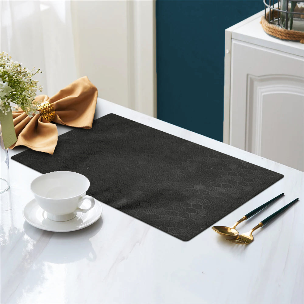 Juniper Leaf Night Black Table Mats