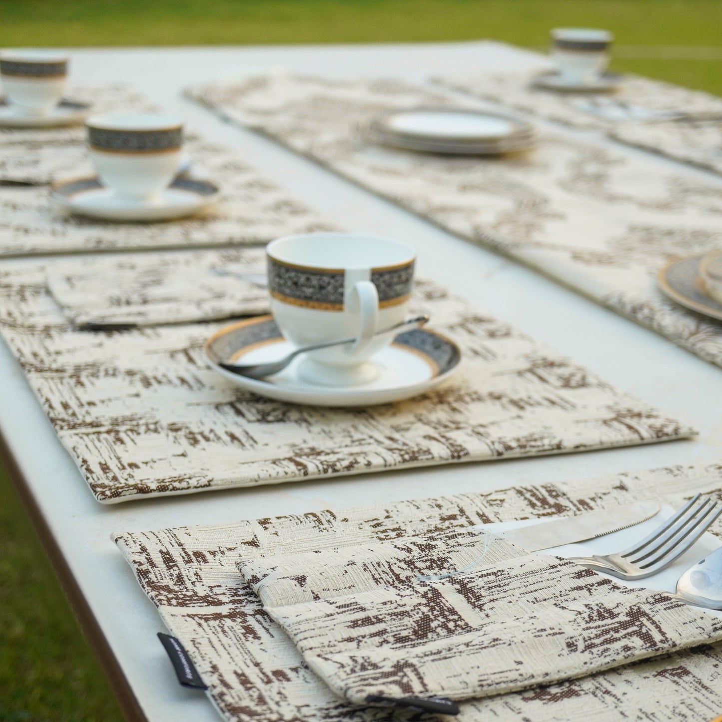 Victorian Arch Cocoa Beige Table Set
