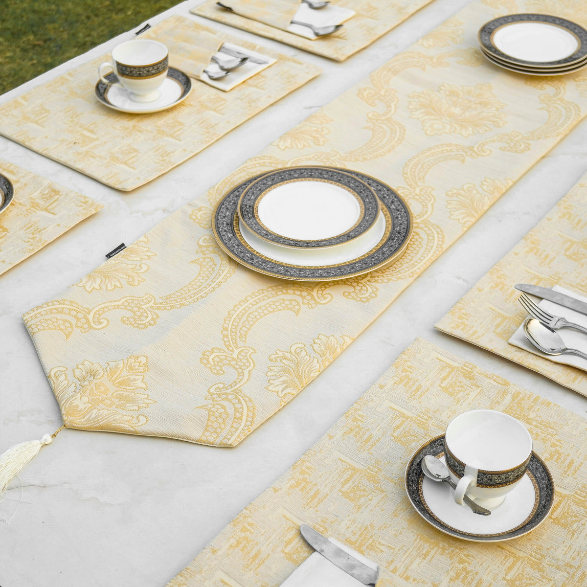 Zarwish Pearl Gold Table Set