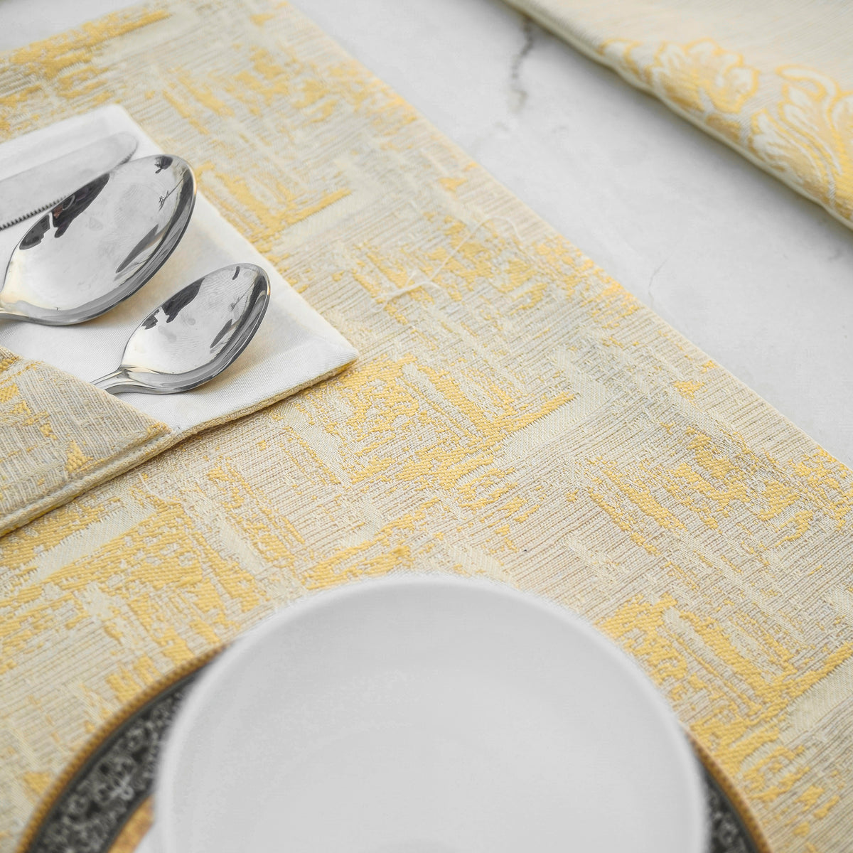 Zarwish Pearl Gold Table Set