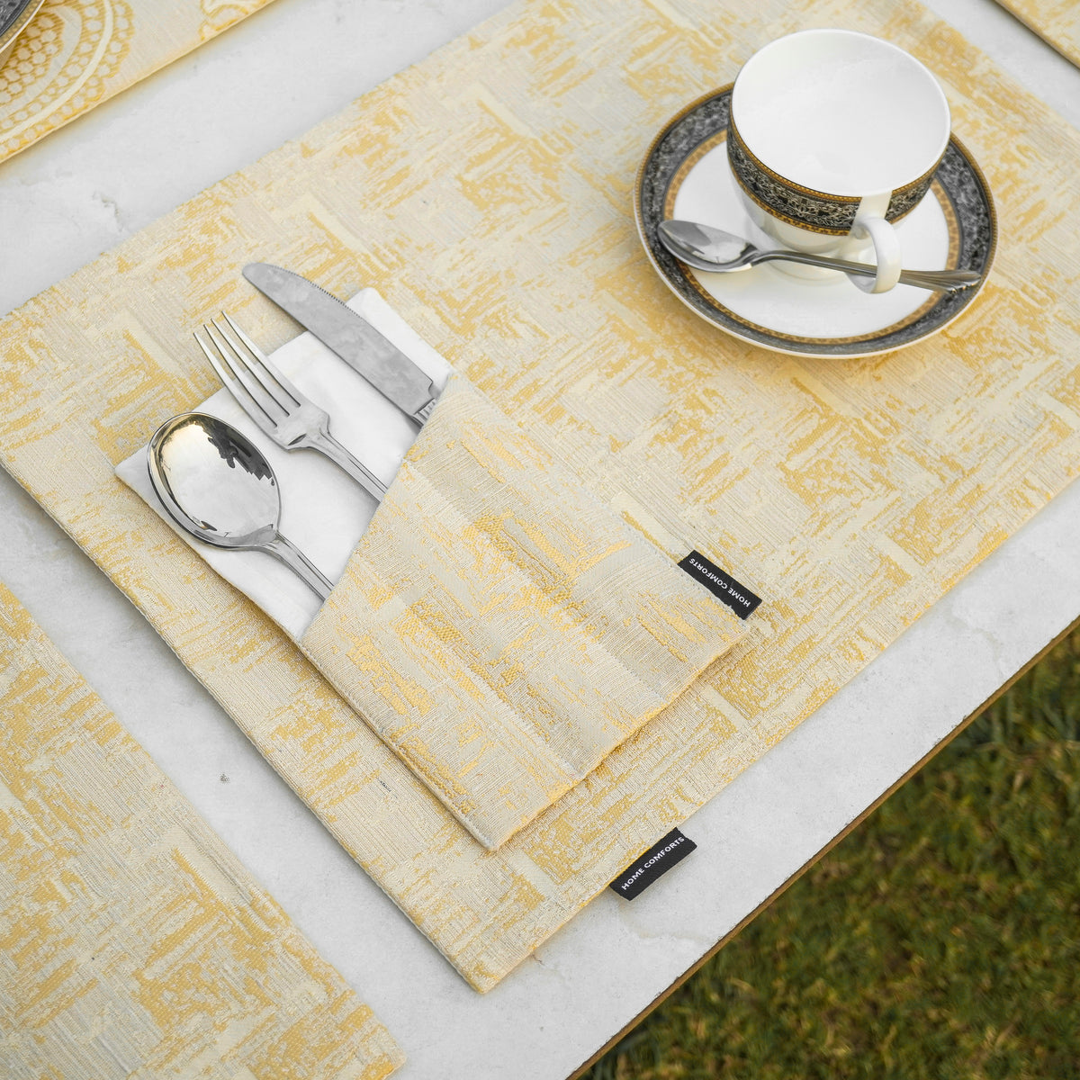 Zarwish Pearl Gold Table Set
